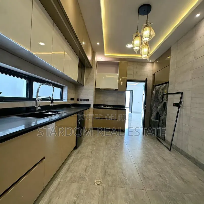 4bdrm Duplex in Shell Signboard, Coca Cola for sale