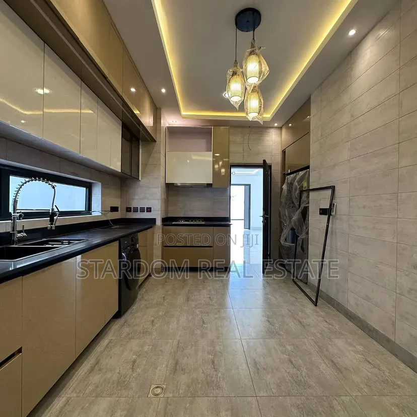 4bdrm Duplex in Shell Signboard, Coca Cola for sale