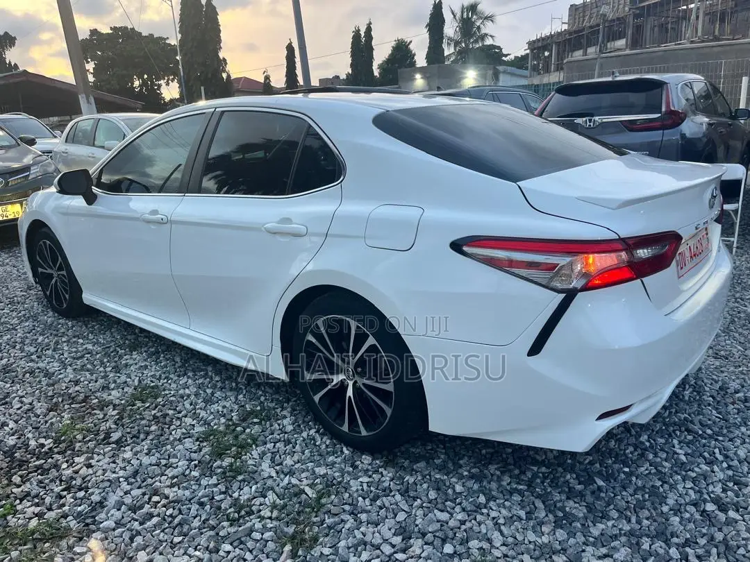 Toyota Camry SE FWD (2.5L 4cyl 8AM) 2018 White