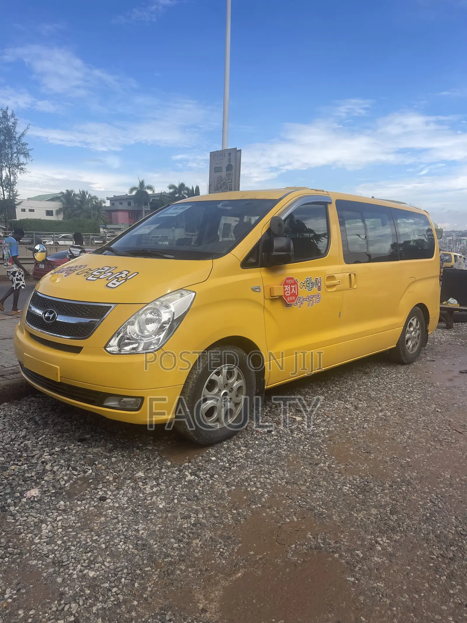 Hyundai Starex 2013 Yellow