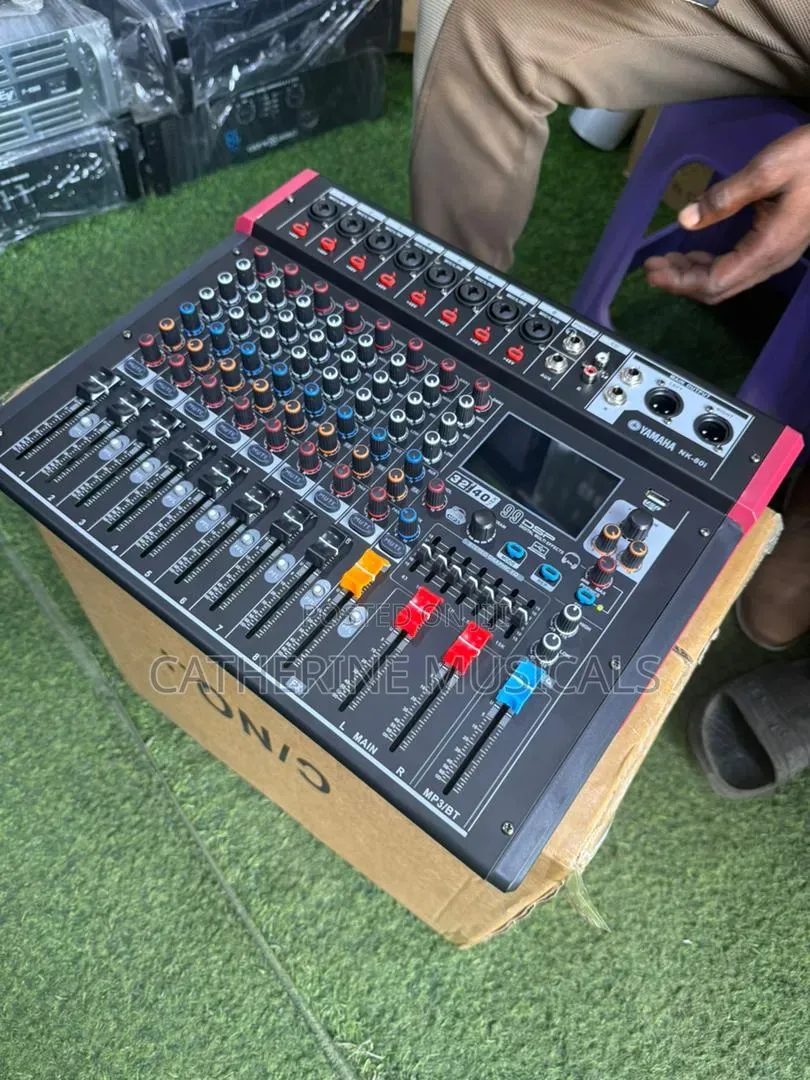 Yahama 8 Channel Raw Mixer With Effect