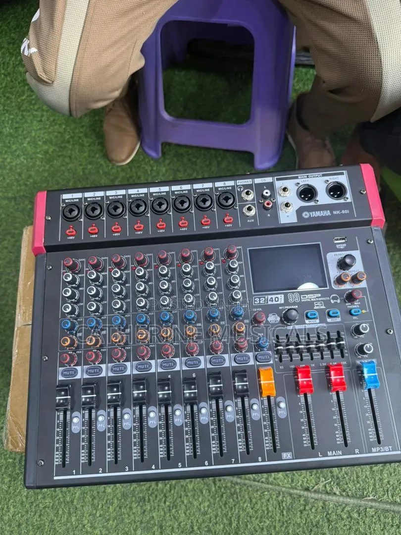 Yahama 8 Channel Raw Mixer With Effect