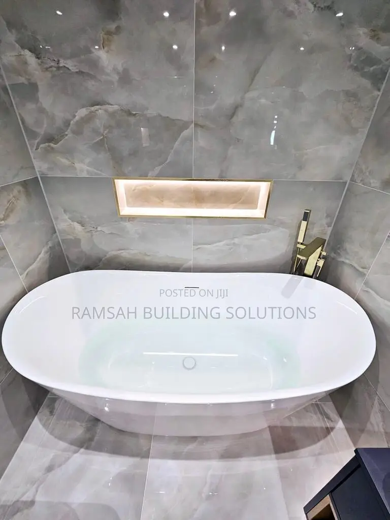 Luxury Freestanding Bathtub With Gold Mixer
