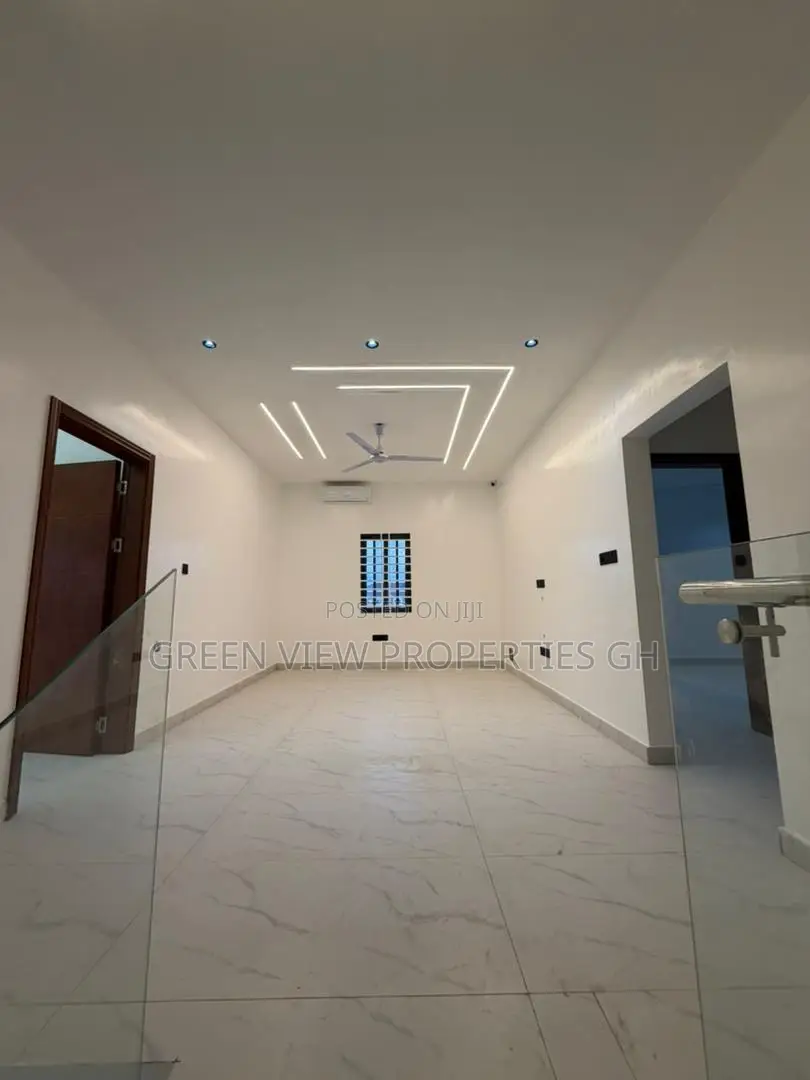 5bdrm Duplex in Dansoman for sale
