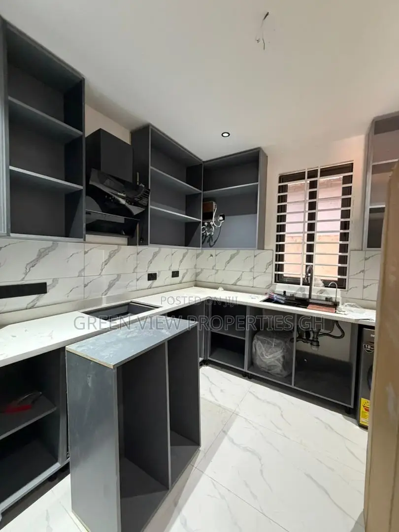 5bdrm Duplex in Dansoman for sale