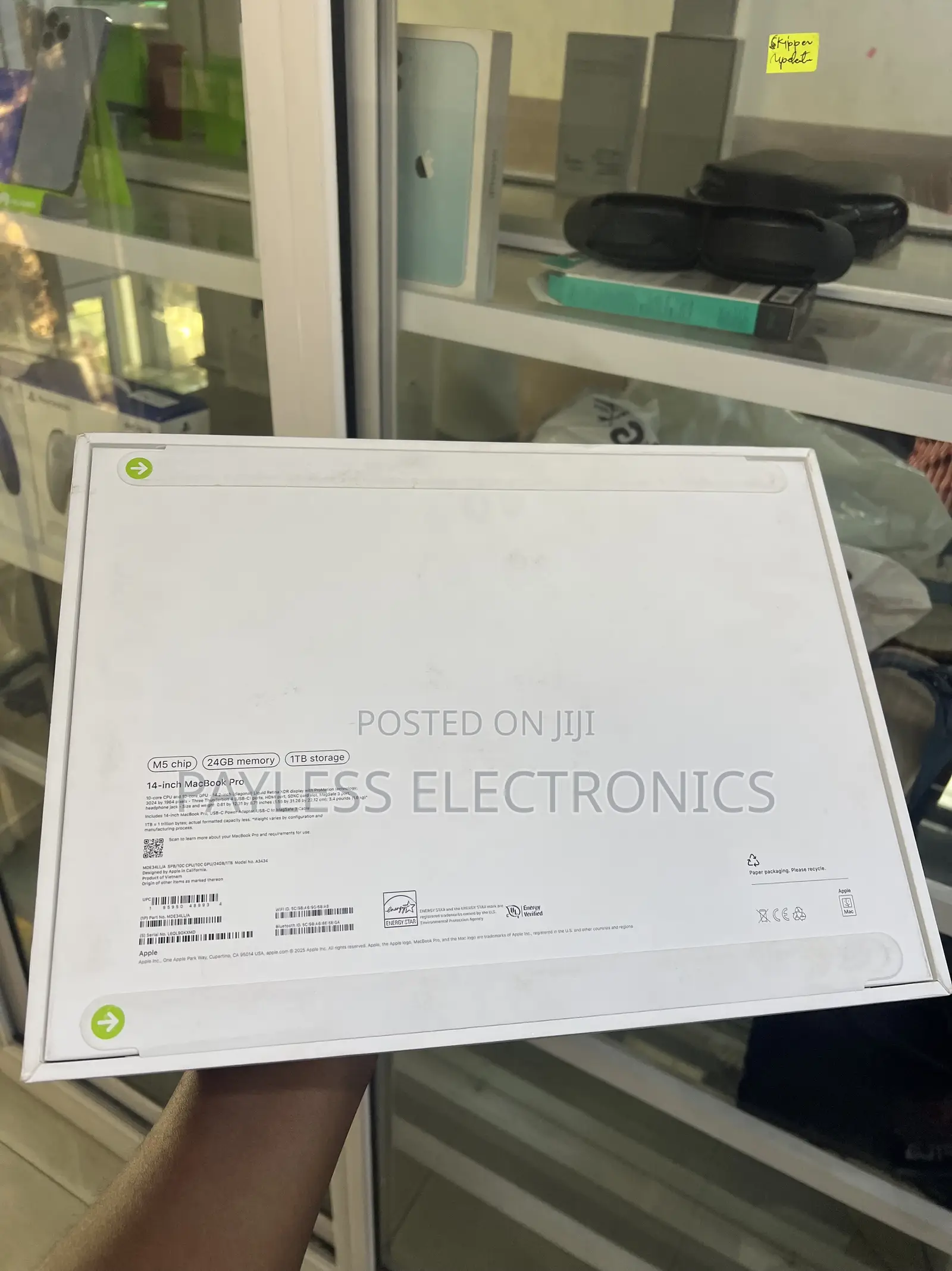 New Laptop Apple MacBook Pro 2025 M5 24GB Apple M5 SSD 1T