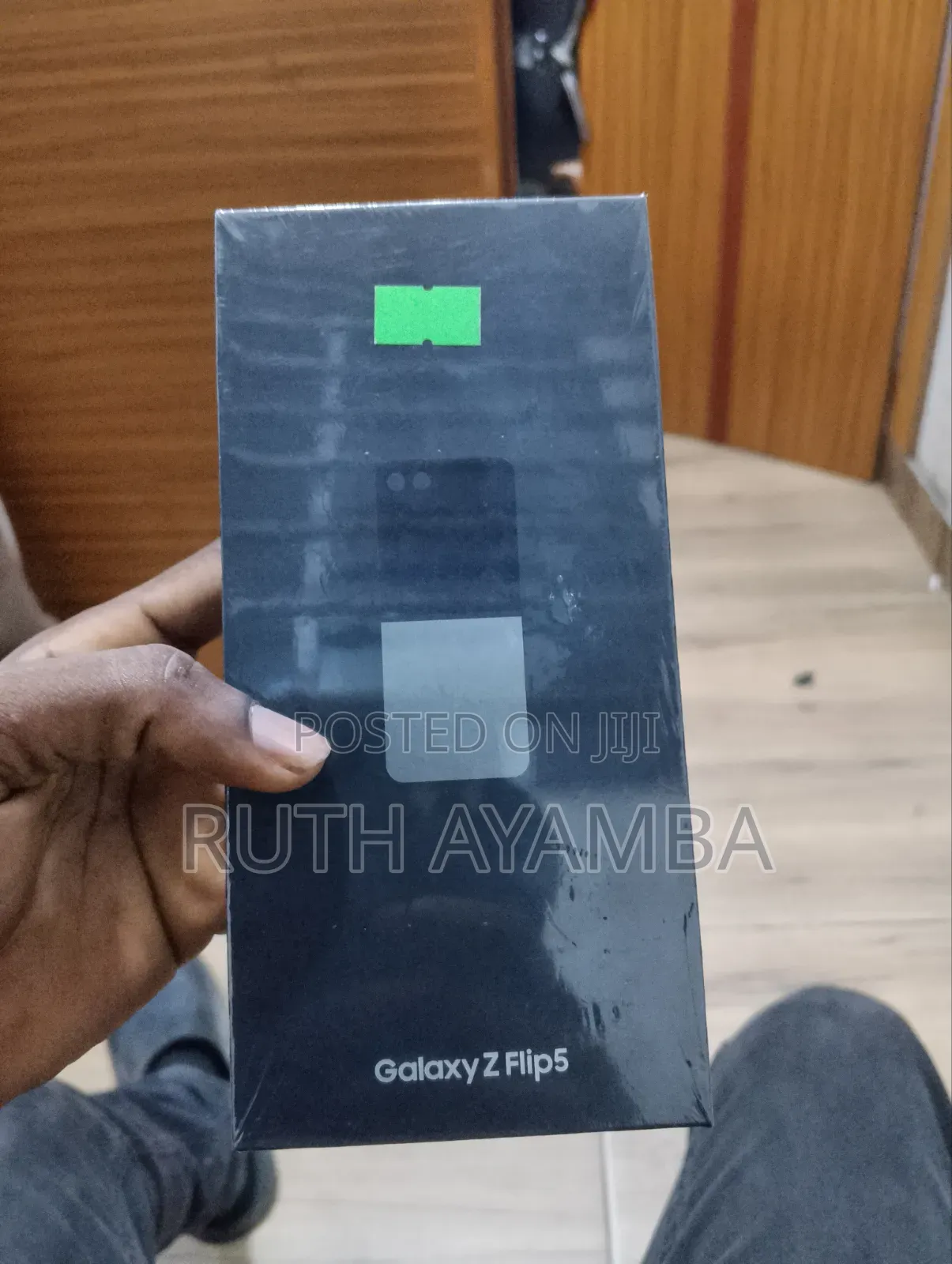 New Samsung Galaxy Z Flip 5 256 GB Gold