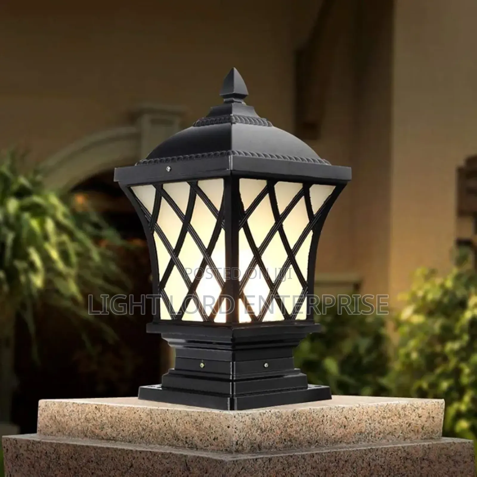 Black Body Gate Lamp