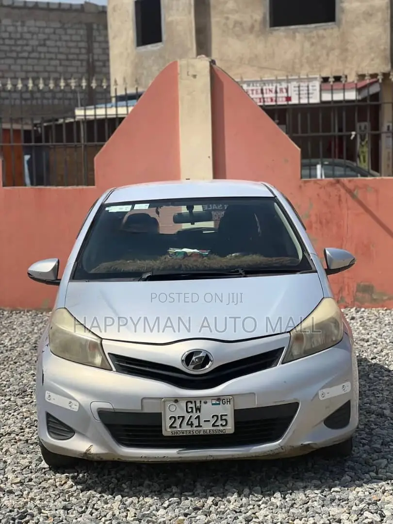 Toyota Vitz 1.3 FWD 3dr 2012 Silver