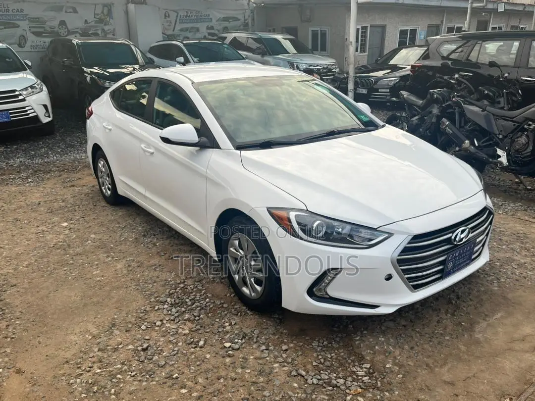 Hyundai Elantra SE Sedan FWD (2.0L 4cyl 6M) 2017 White