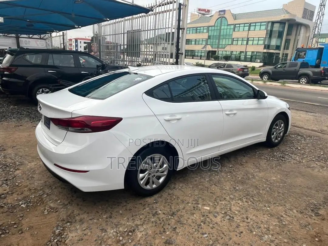 Hyundai Elantra SE Sedan FWD (2.0L 4cyl 6M) 2017 White