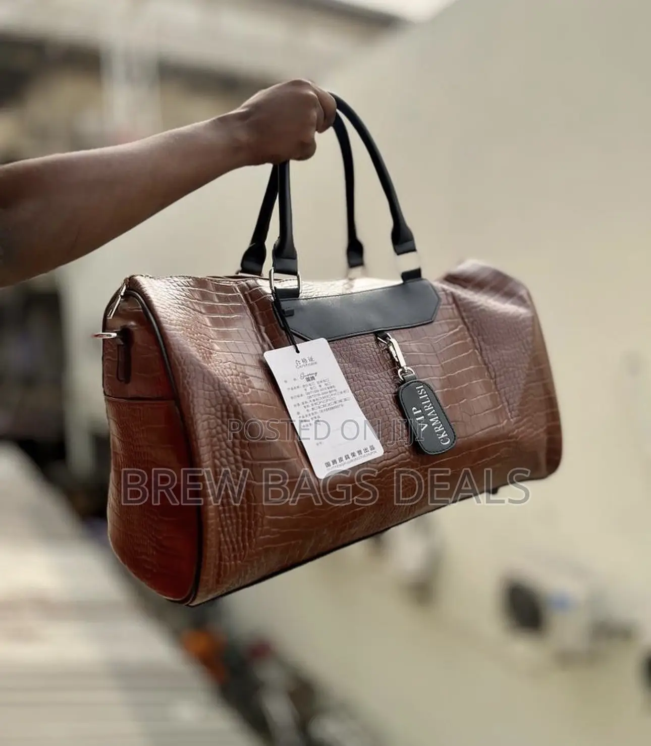 Premium Quality Duffle Leather Traveling Bag With Shoulder Strap.