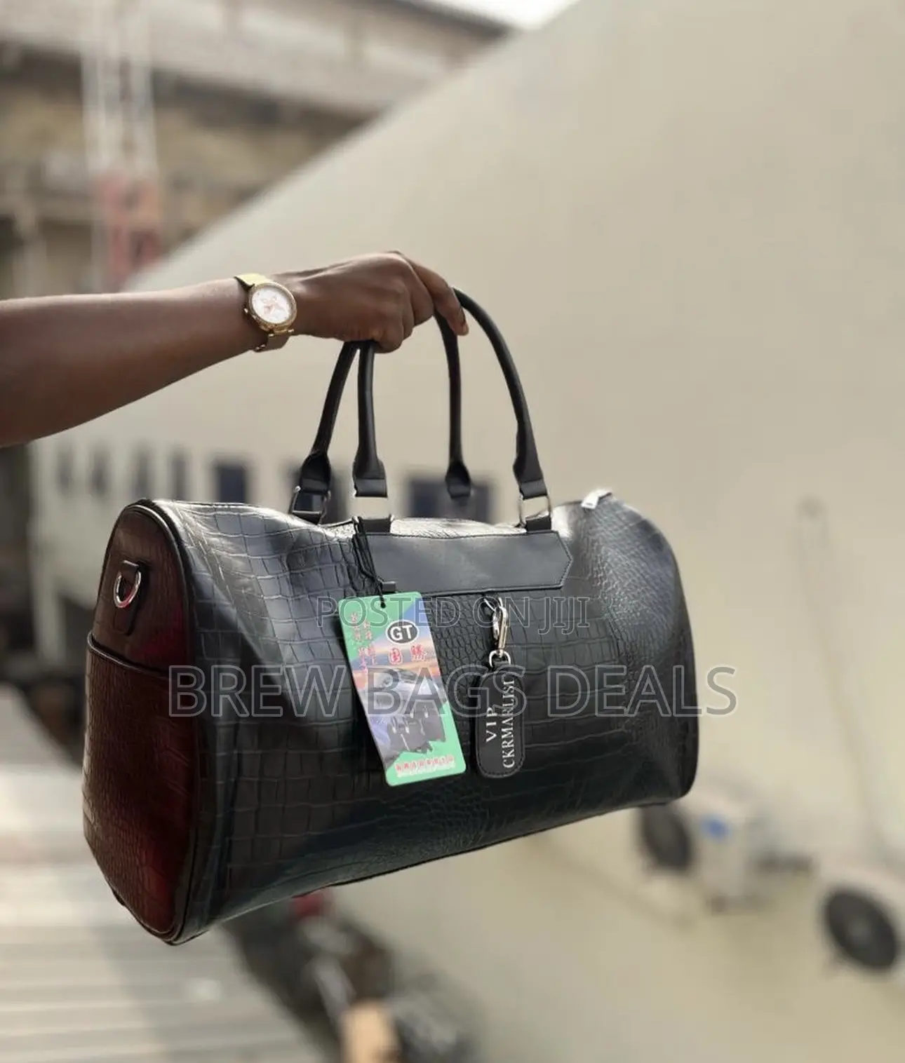 Premium Quality Duffle Leather Traveling Bag With Shoulder Strap.