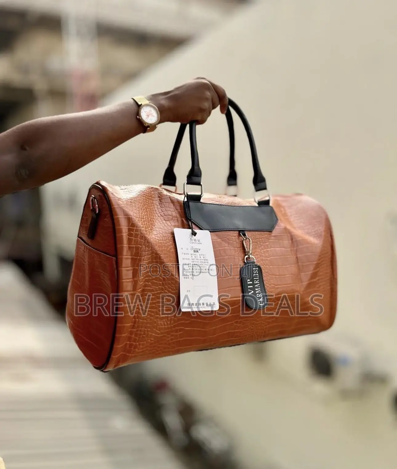 Premium Quality Duffle Leather Traveling Bag With Shoulder Strap.
