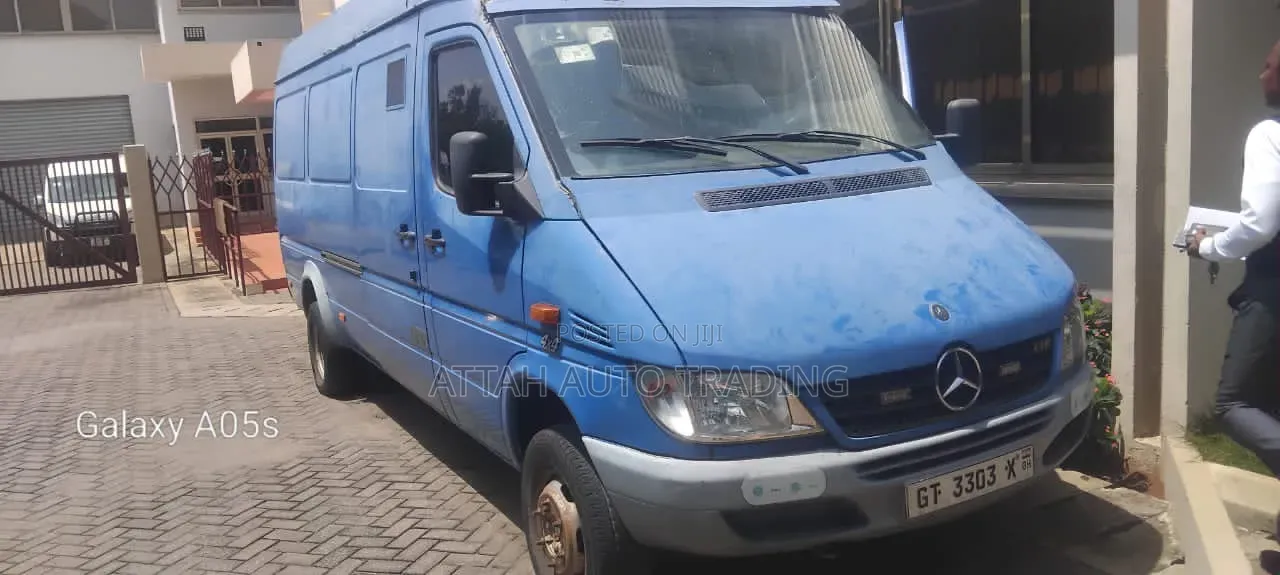 Mercedes-Benz Sprinter 2000 Blue