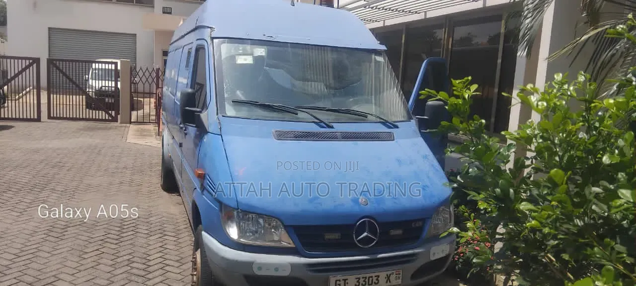Mercedes-Benz Sprinter 2000 Blue