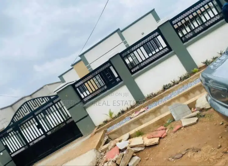 3bdrm House in Sefdard Properties, Amasaman for sale