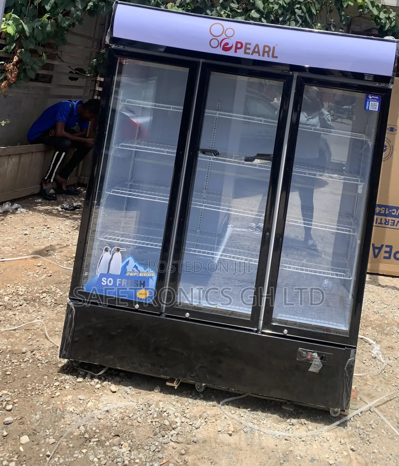 Valuable New Pearl PVC-150 3-Door Glass Display/Beverage