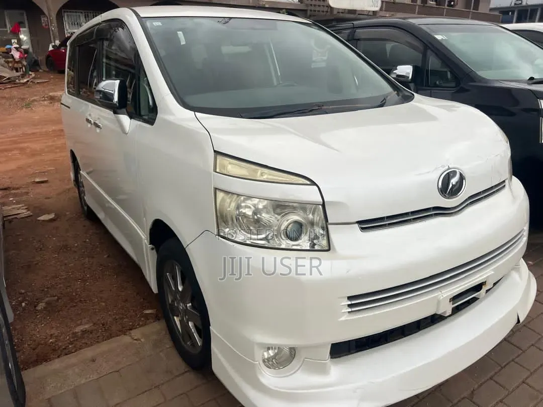 Toyota Voxy 2010 White