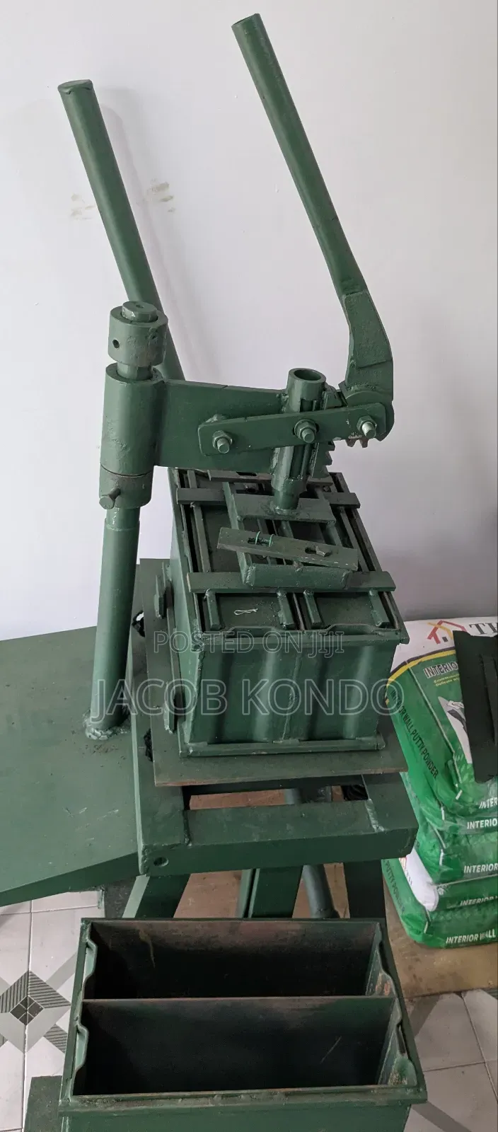 Block Machine With 5" And 6" Solid And Hollow Mould