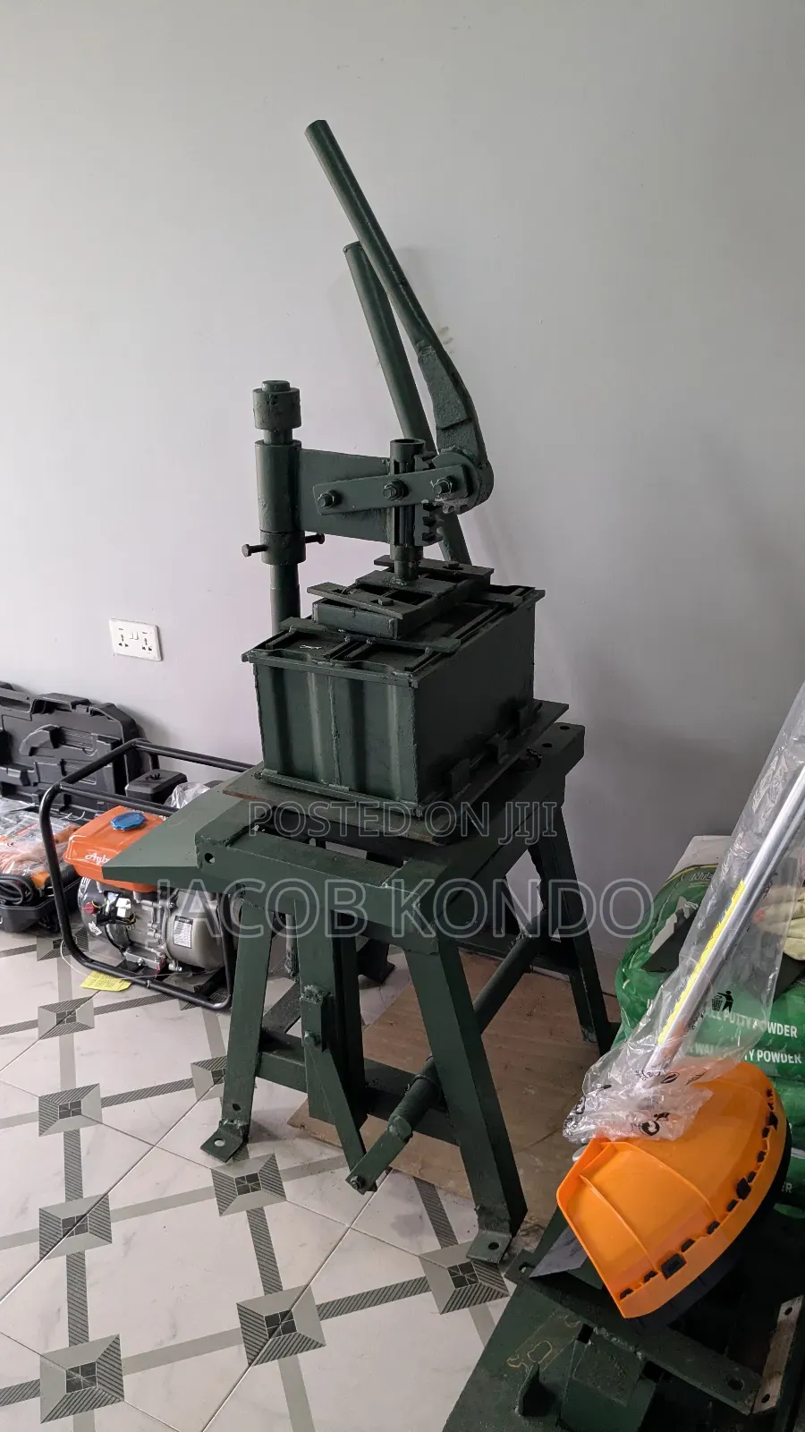 Block Machine With 5" And 6" Solid And Hollow Mould