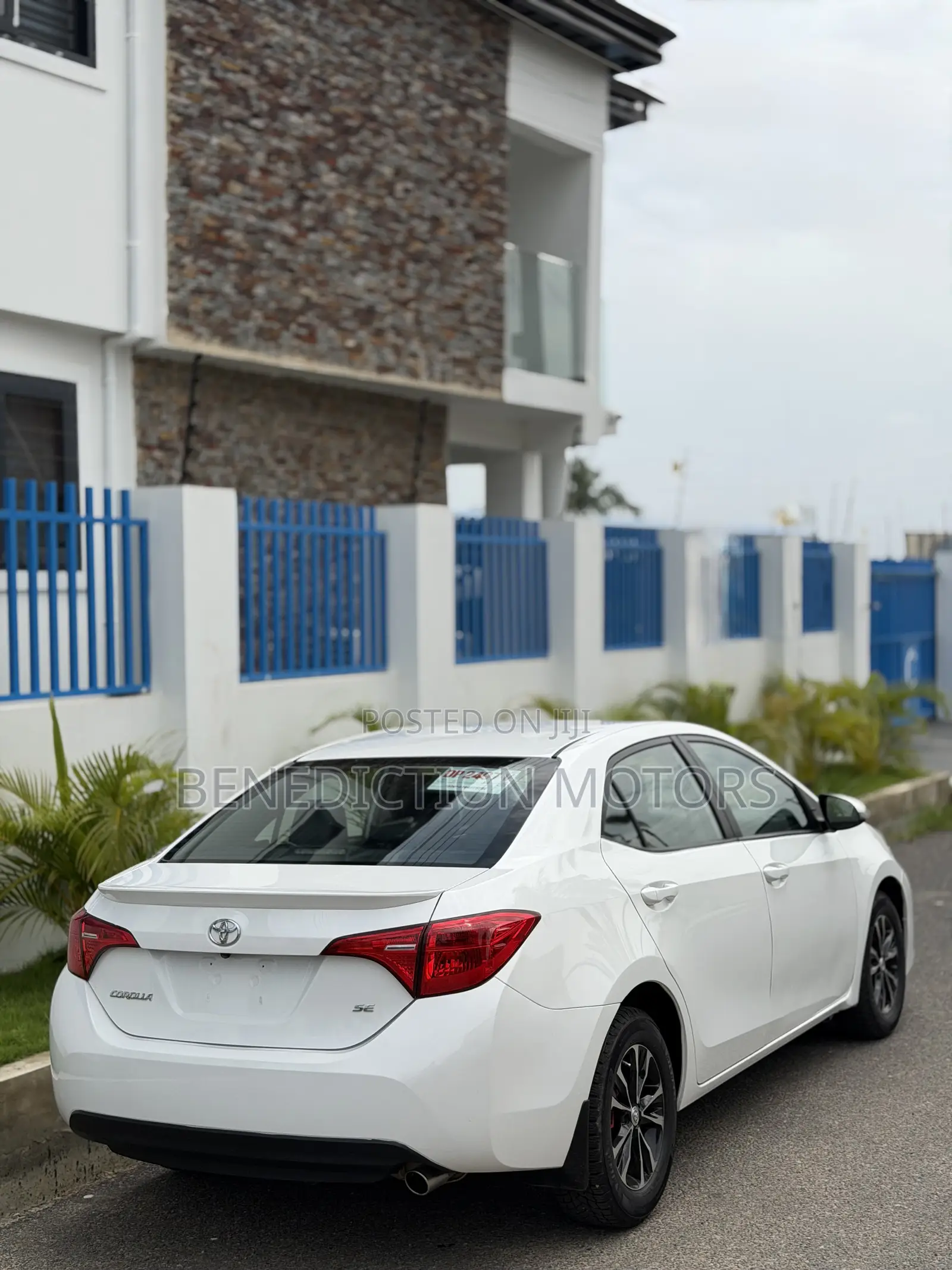 Toyota Corolla SE (1.8L 4cyl 2A) 2018 White