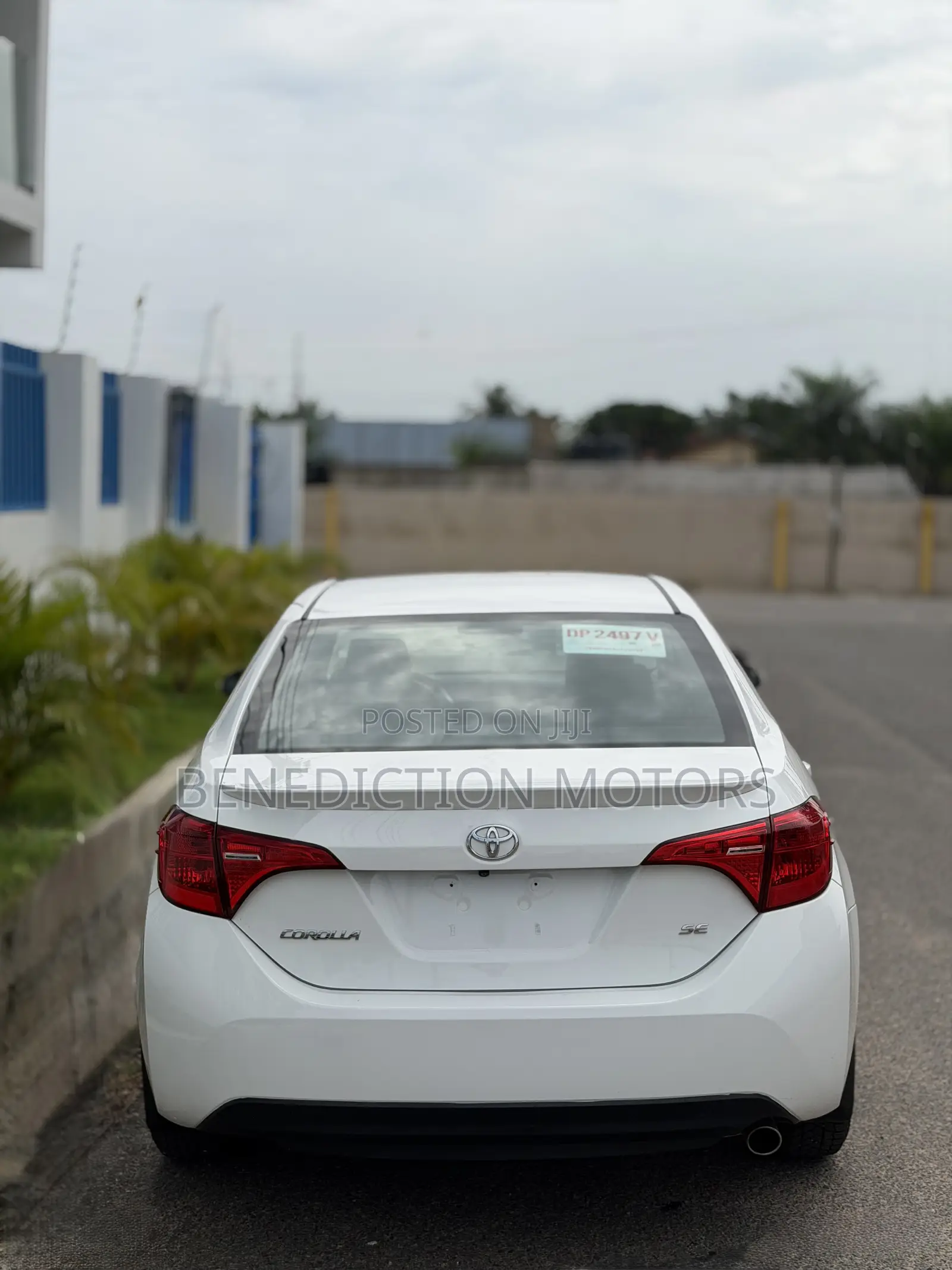 Toyota Corolla SE (1.8L 4cyl 2A) 2018 White