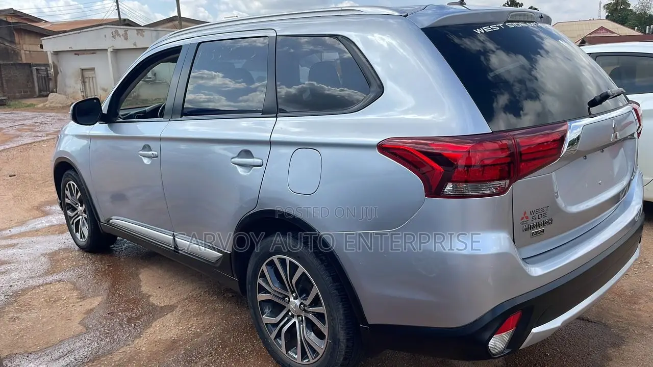 Mitsubishi Outlander 2.4 PHEV AWD 2015 Silver