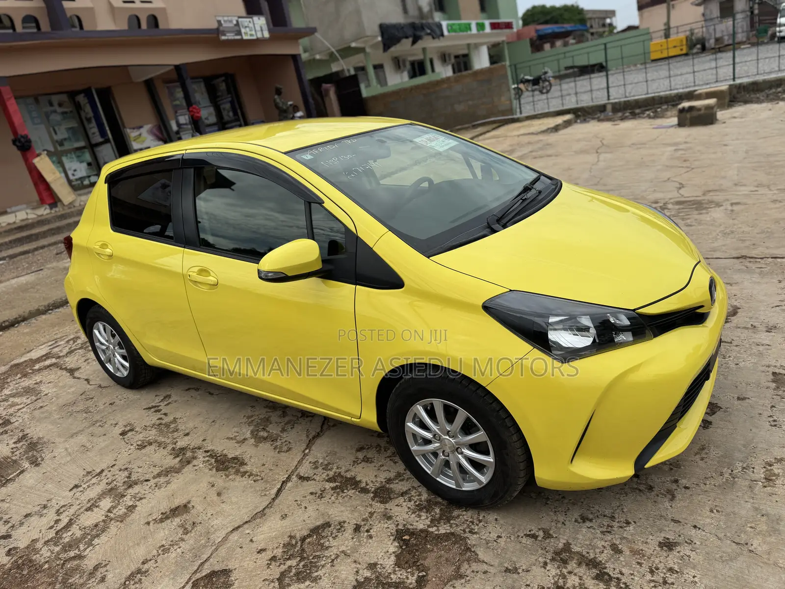 Toyota Vitz 1.3 FWD 5dr 2015 Yellow