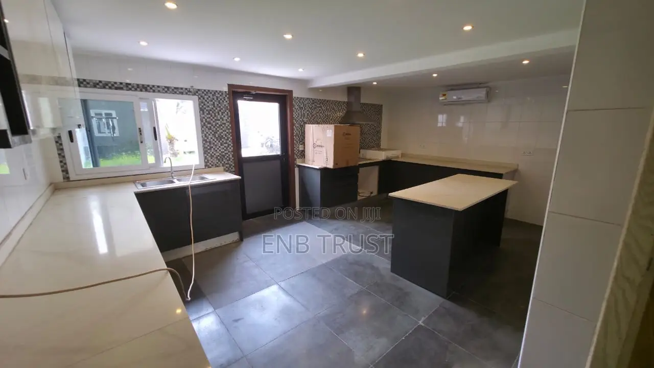 7bdrm Duplex in Labone, Coffee Shop Area for rent