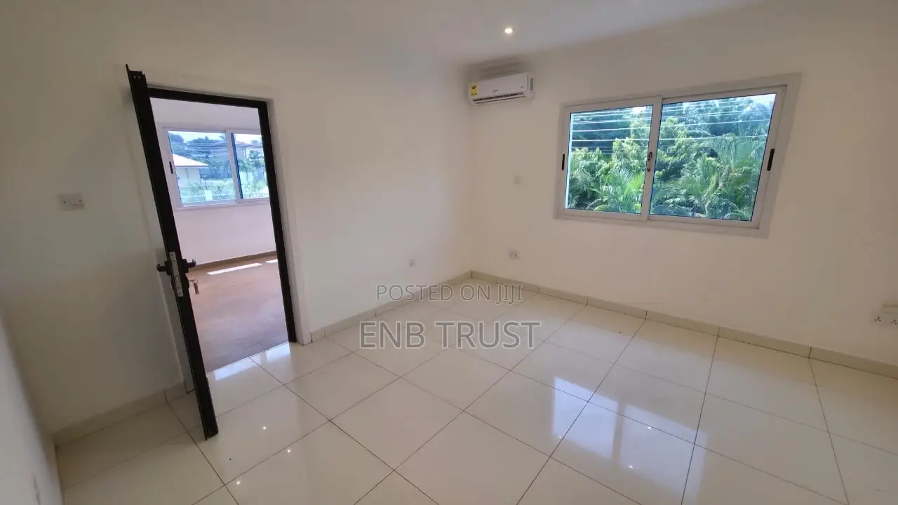 7bdrm Duplex in Labone, Coffee Shop Area for rent