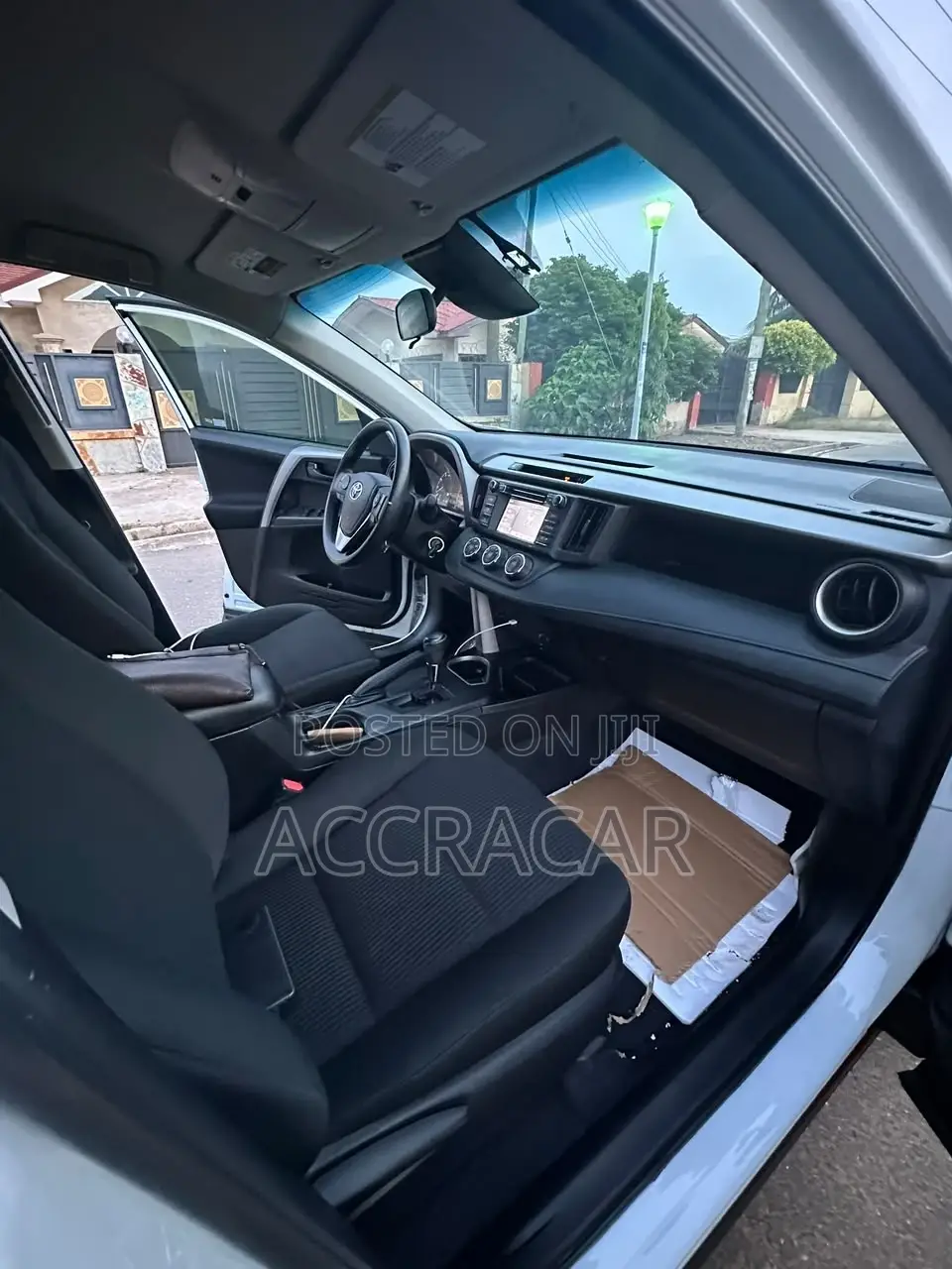 Toyota RAV4 LE AWD 2019 White