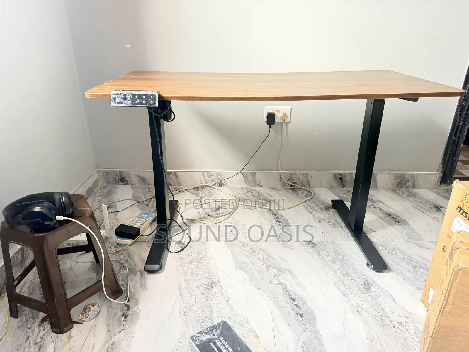 Electric Height-Adjustable Standing Desk(Stand and Sit)