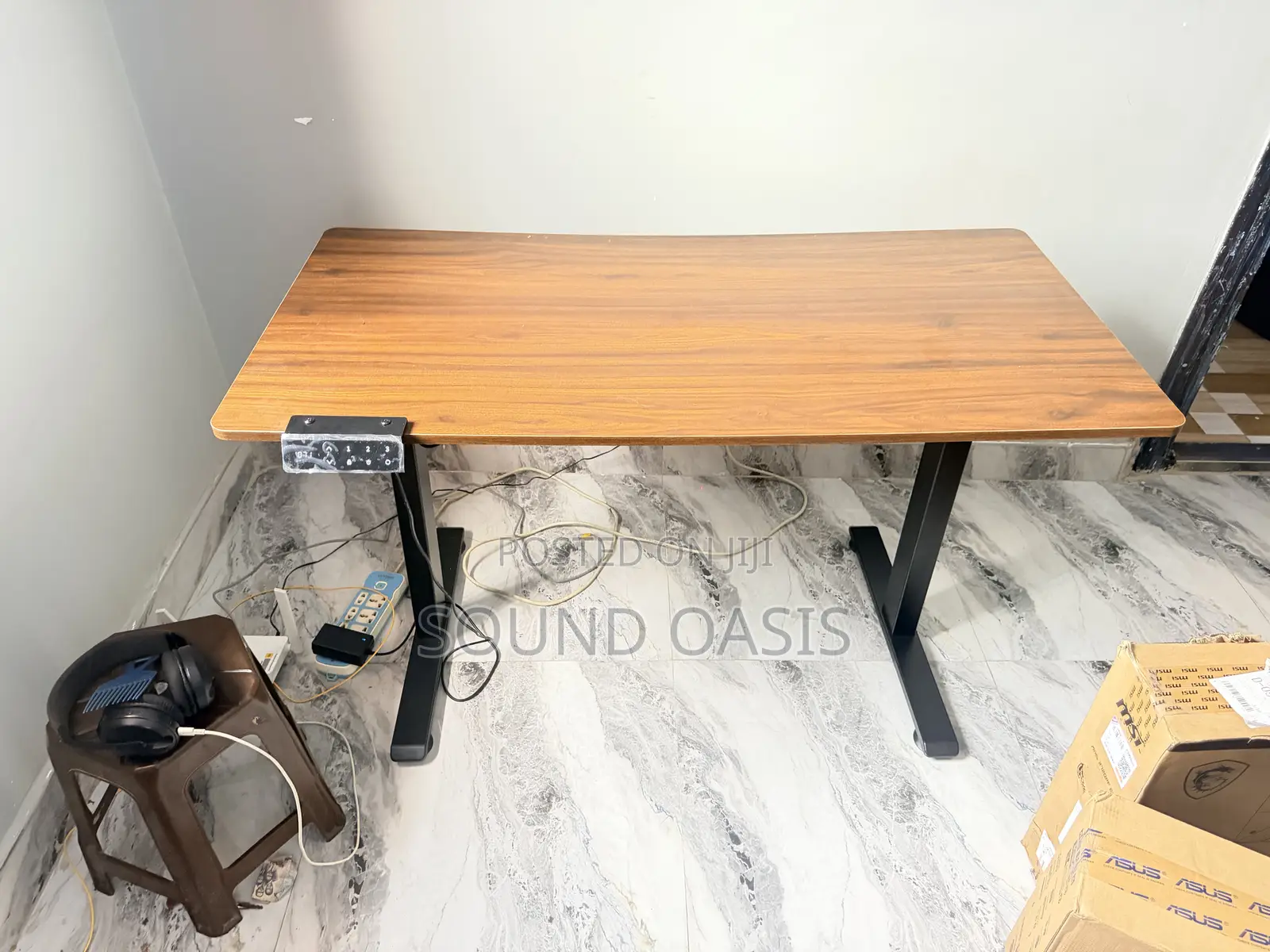 Electric Height-Adjustable Standing Desk(Stand and Sit)