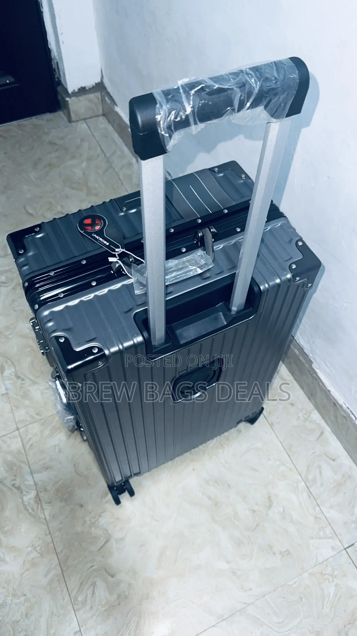 Premium Quality Single 24 Inches Zipless Aluminum Traveling Bag.