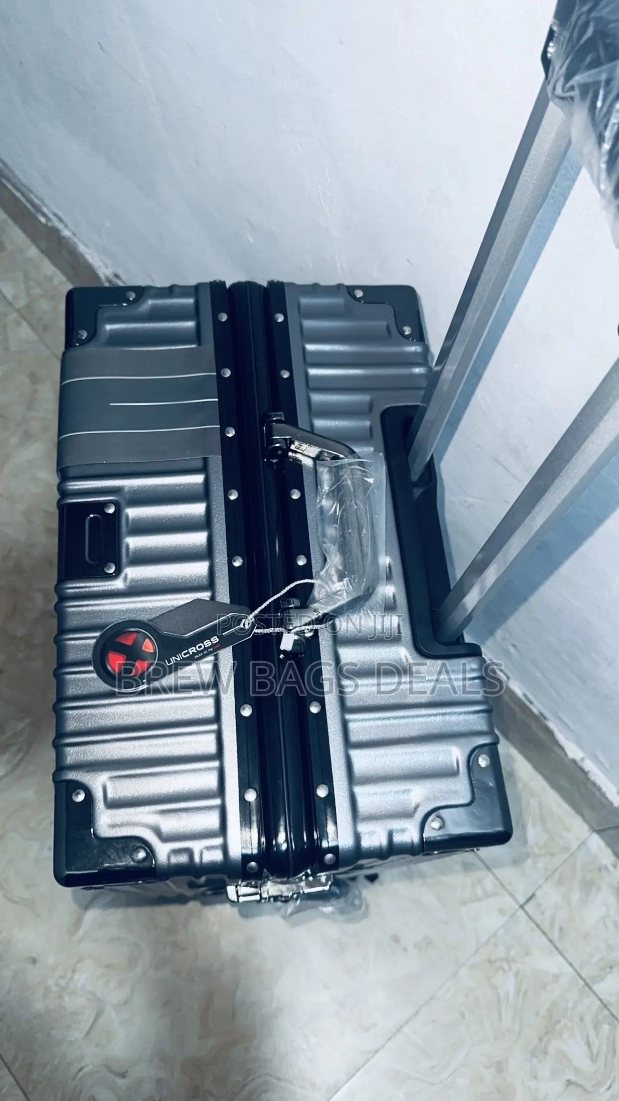 Premium Quality Single 24 Inches Zipless Aluminum Traveling Bag.