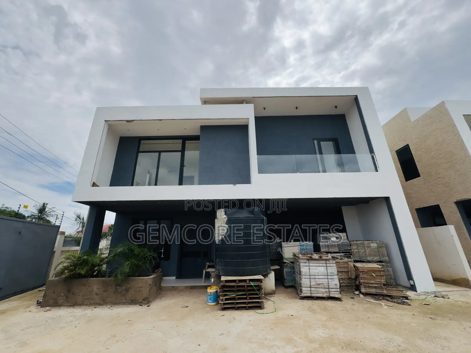 4bdrm Townhouse / Terrace in School Junction, Ashaley Botwe for rent