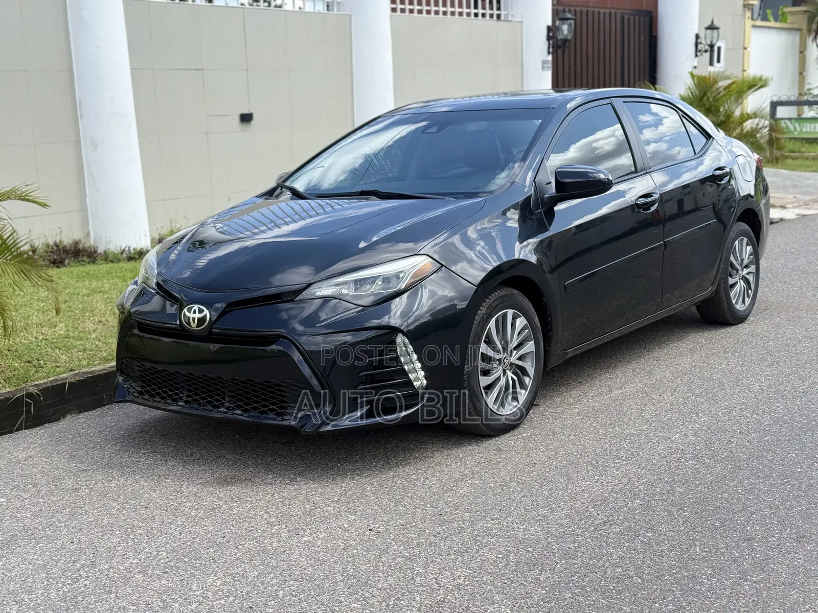 Toyota Corolla XLE (1.8L 4cyl 2A) 2018 Black