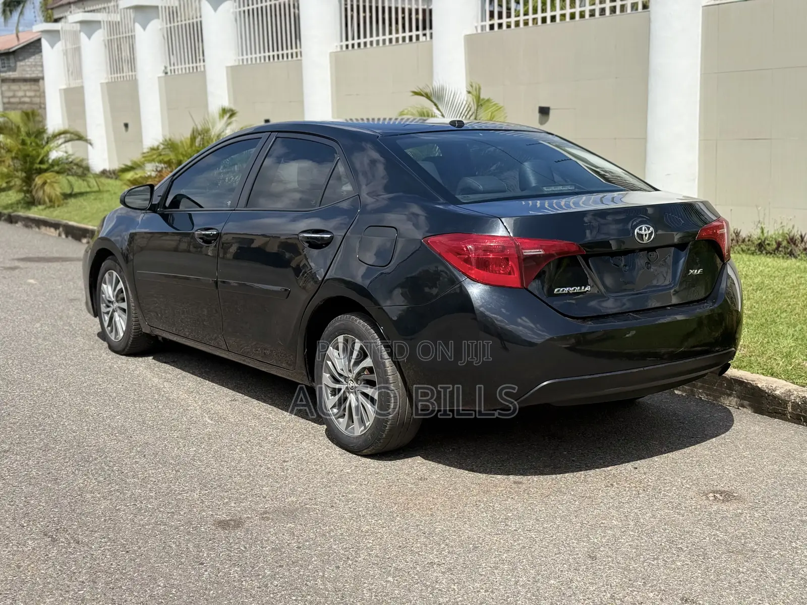 Toyota Corolla XLE (1.8L 4cyl 2A) 2018 Black