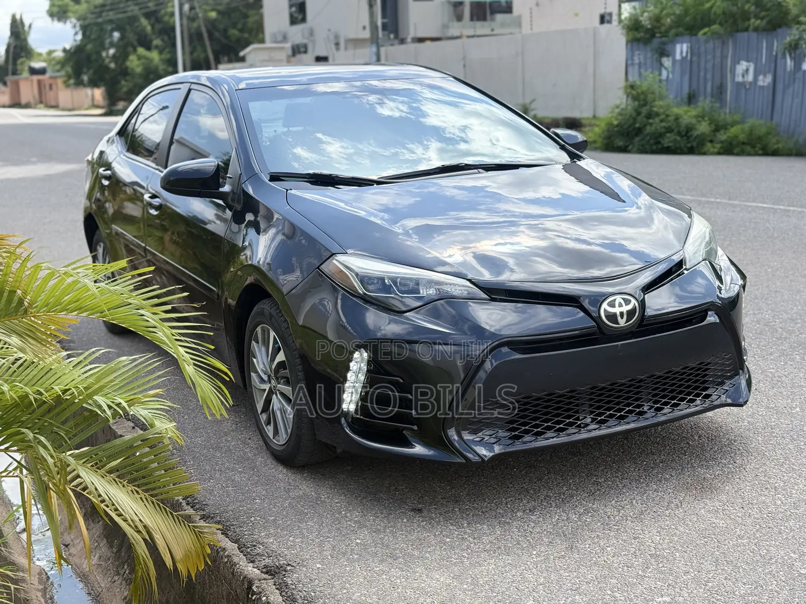 Toyota Corolla XLE (1.8L 4cyl 2A) 2018 Black