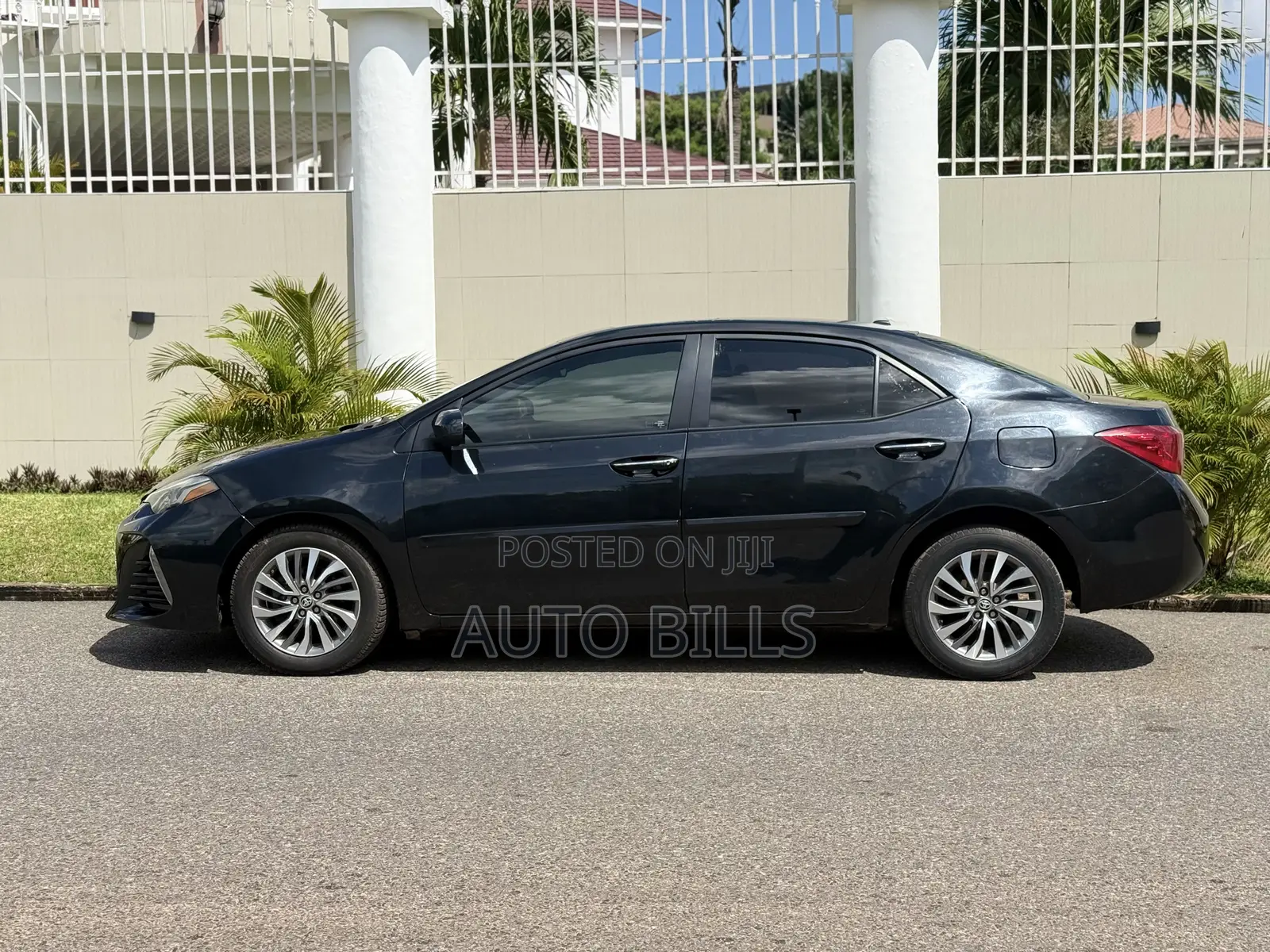 Toyota Corolla XLE (1.8L 4cyl 2A) 2018 Black