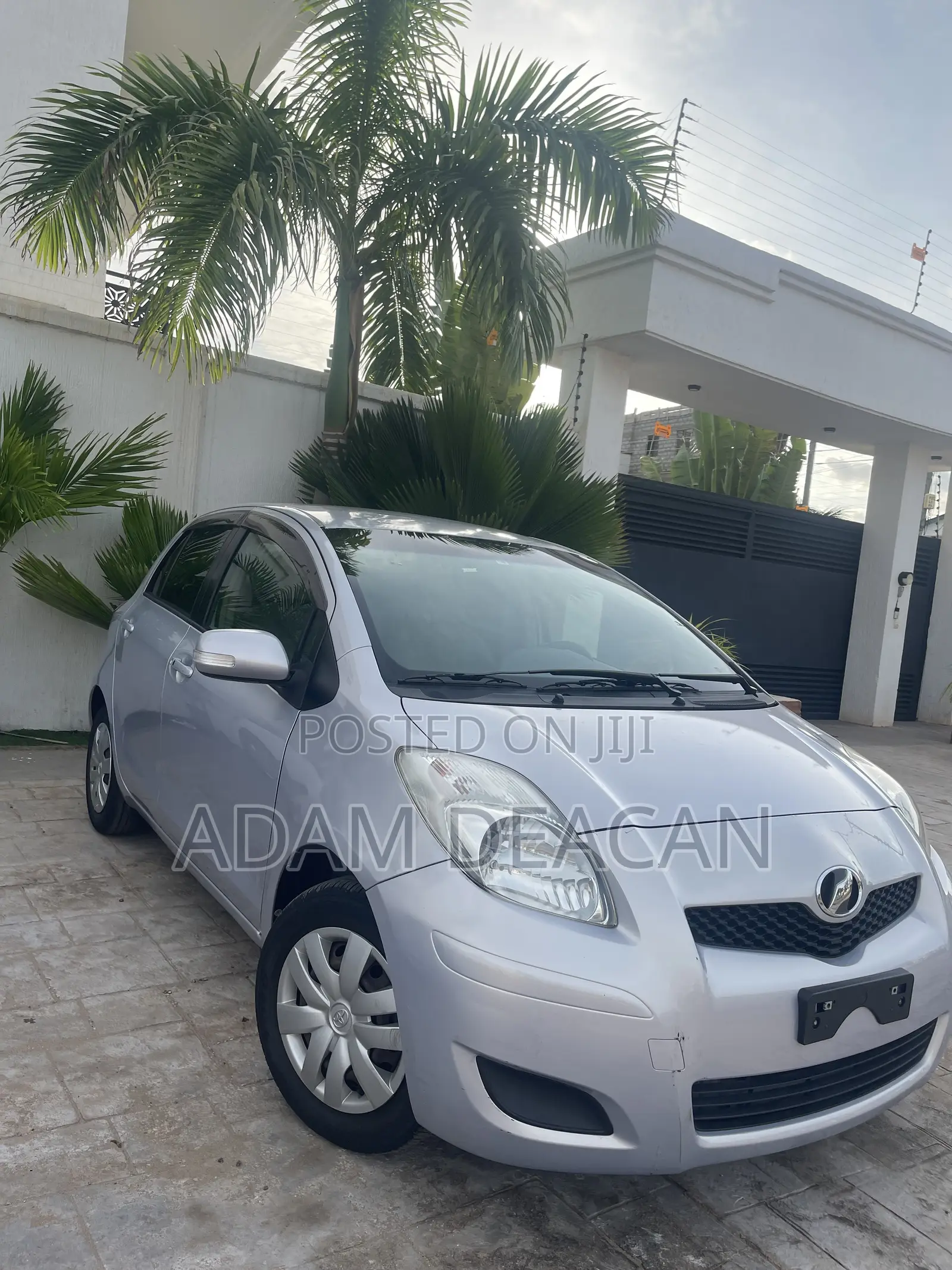 Toyota Vitz 2010 Silver