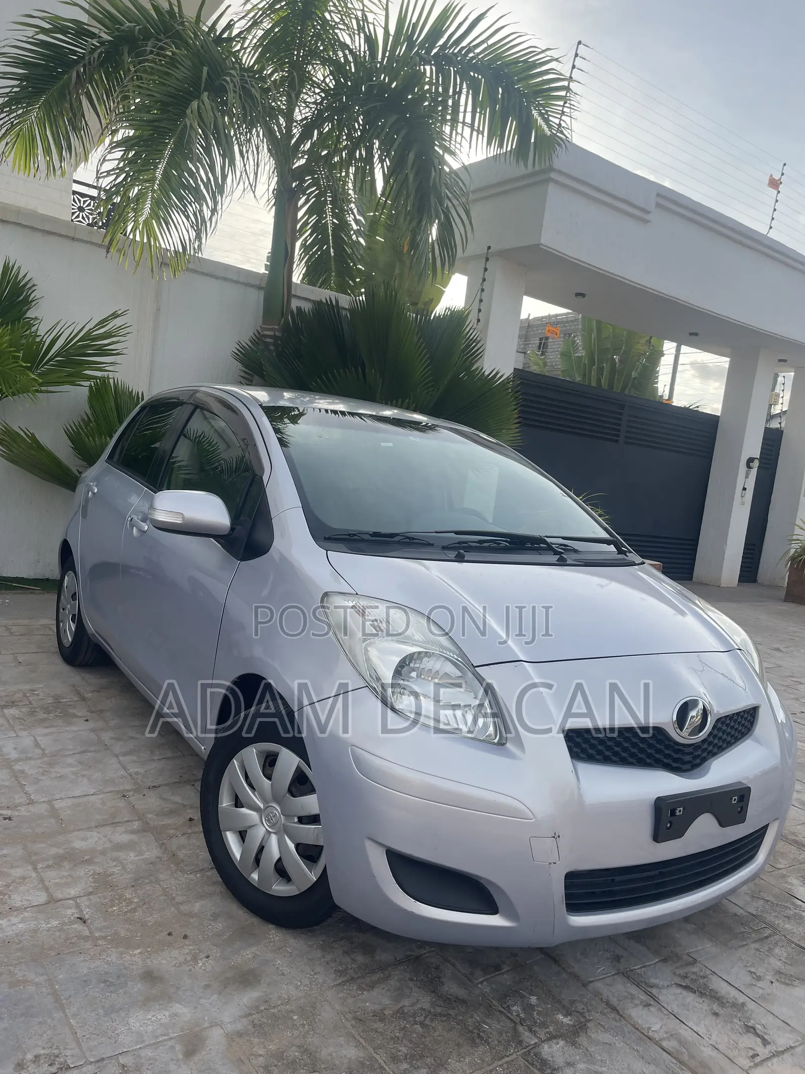 Toyota Vitz 2010 Silver