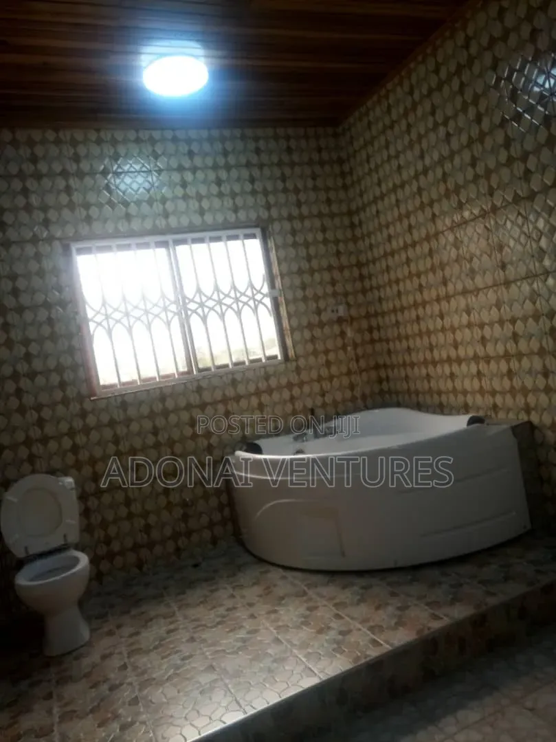 7bdrm House in Tech Anwomaso, Kumasi Metropolitan for sale