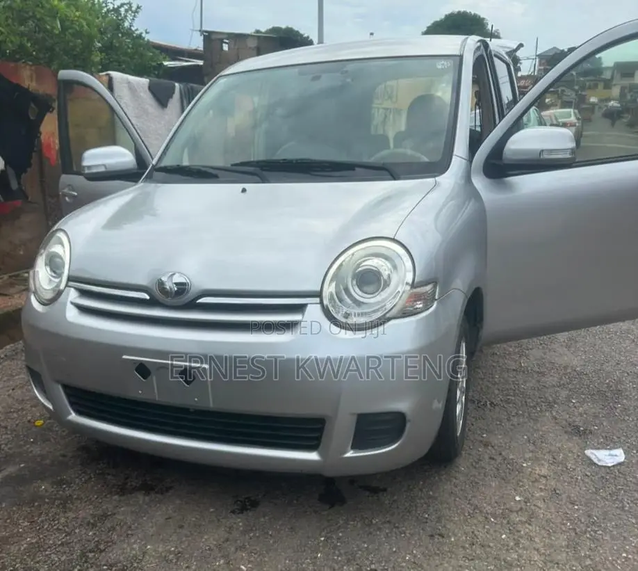 Toyota Sienta 2014 Gray
