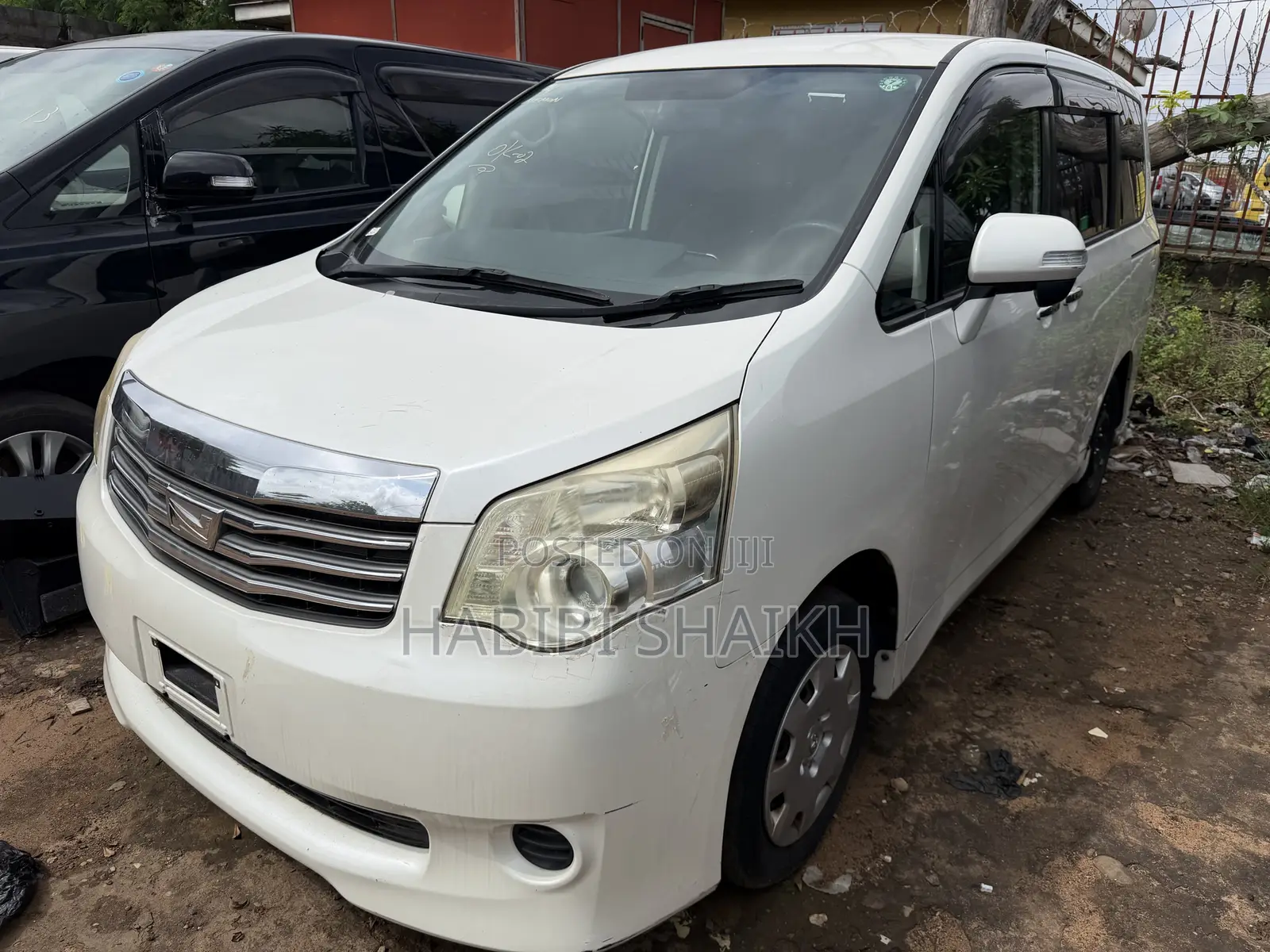 Toyota Noah 2.0 158hp FWD (8 Seater) 2012 White
