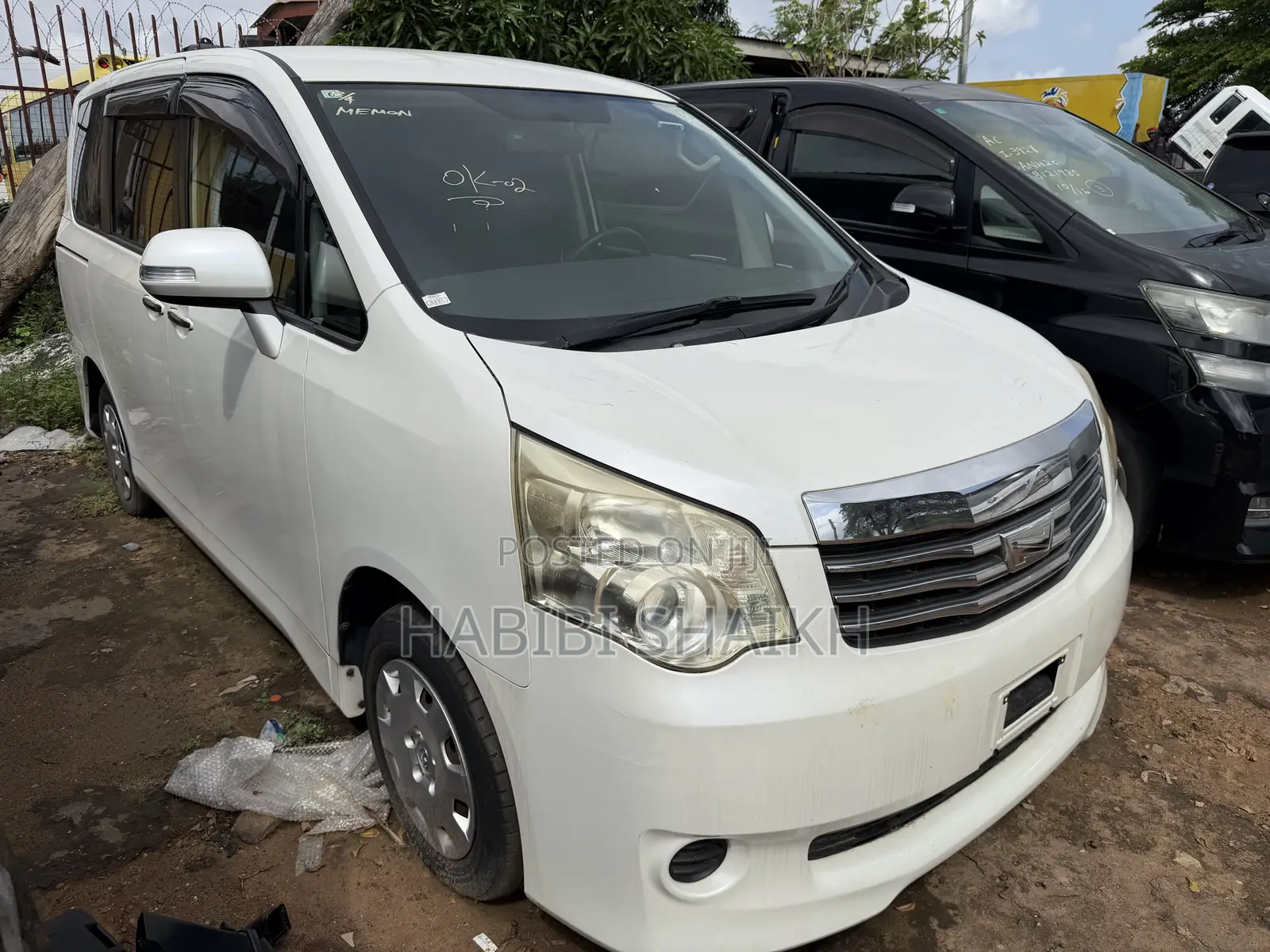 Toyota Noah 2.0 158hp FWD (8 Seater) 2012 White