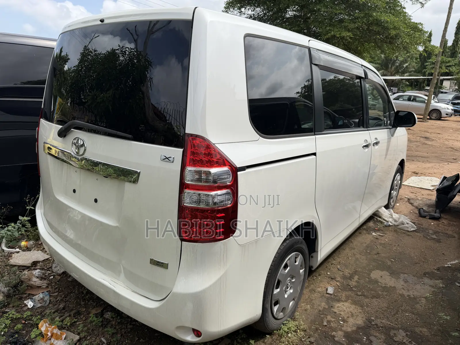 Toyota Noah 2.0 158hp FWD (8 Seater) 2012 White