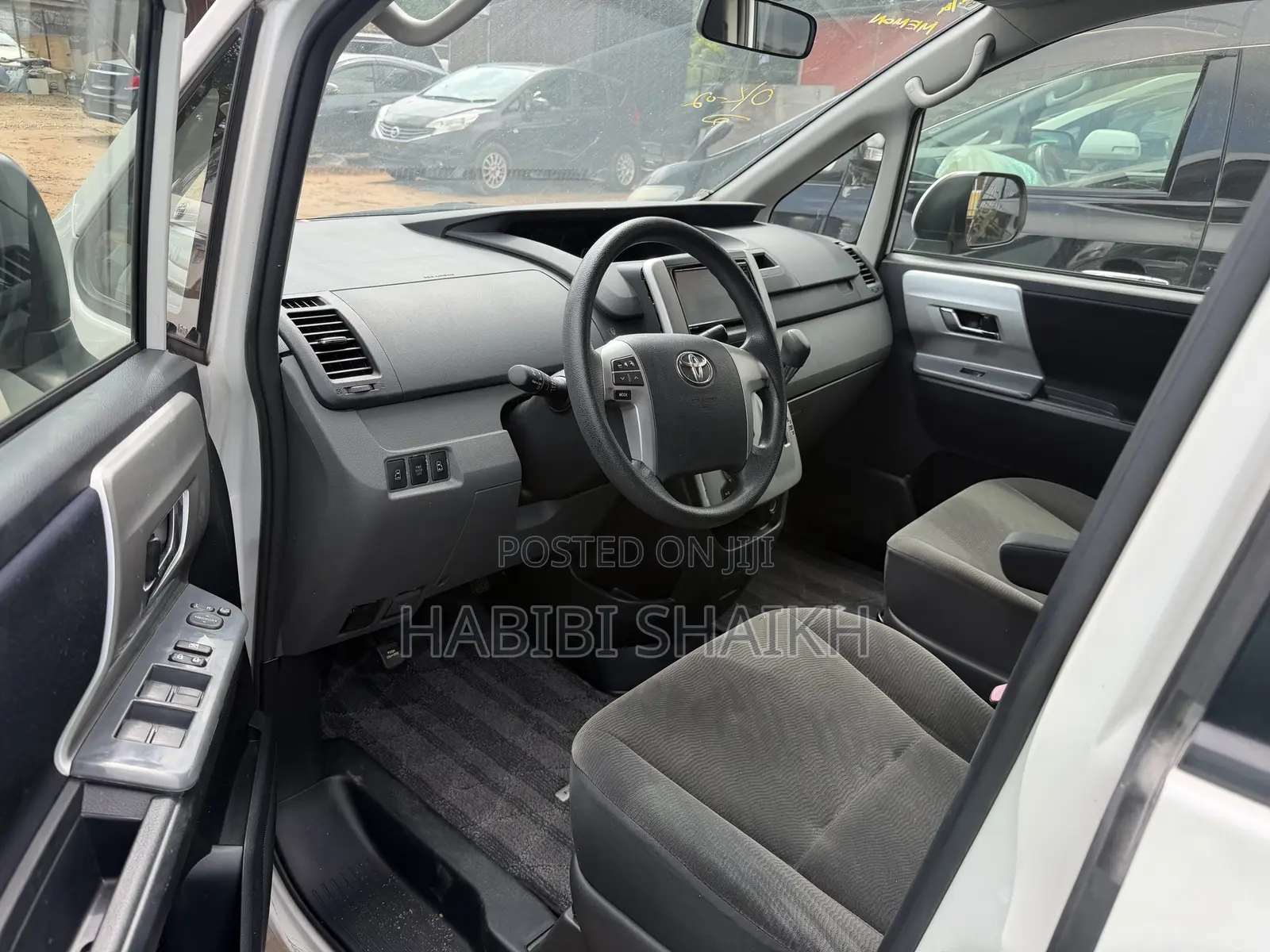 Toyota Noah 2.0 158hp FWD (8 Seater) 2012 White