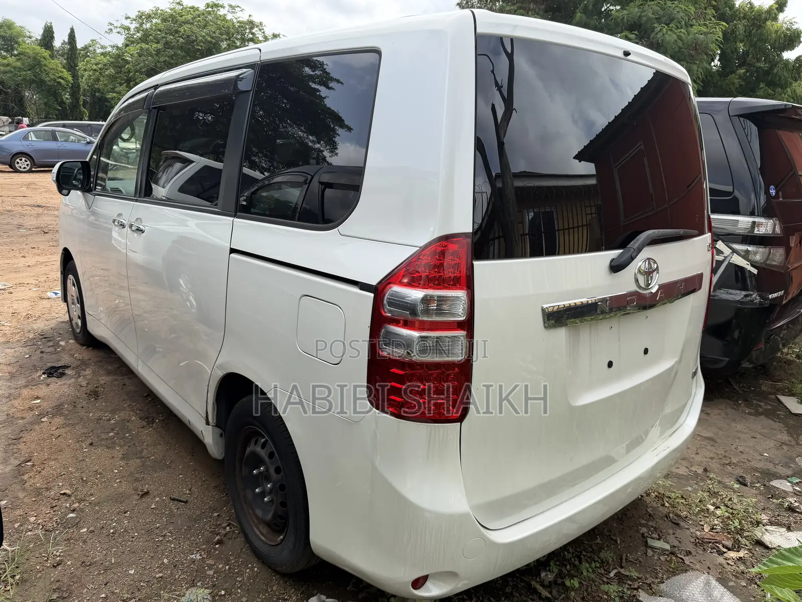 Toyota Noah 2.0 158hp FWD (8 Seater) 2012 White